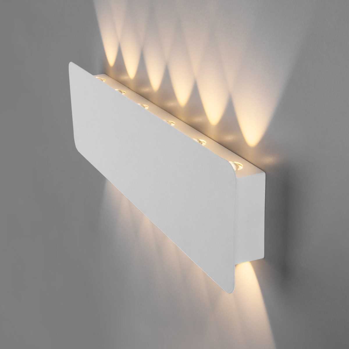 Настенный светодиодный светильник Elektrostandard Angle 40139/1 Led белый a055777 1