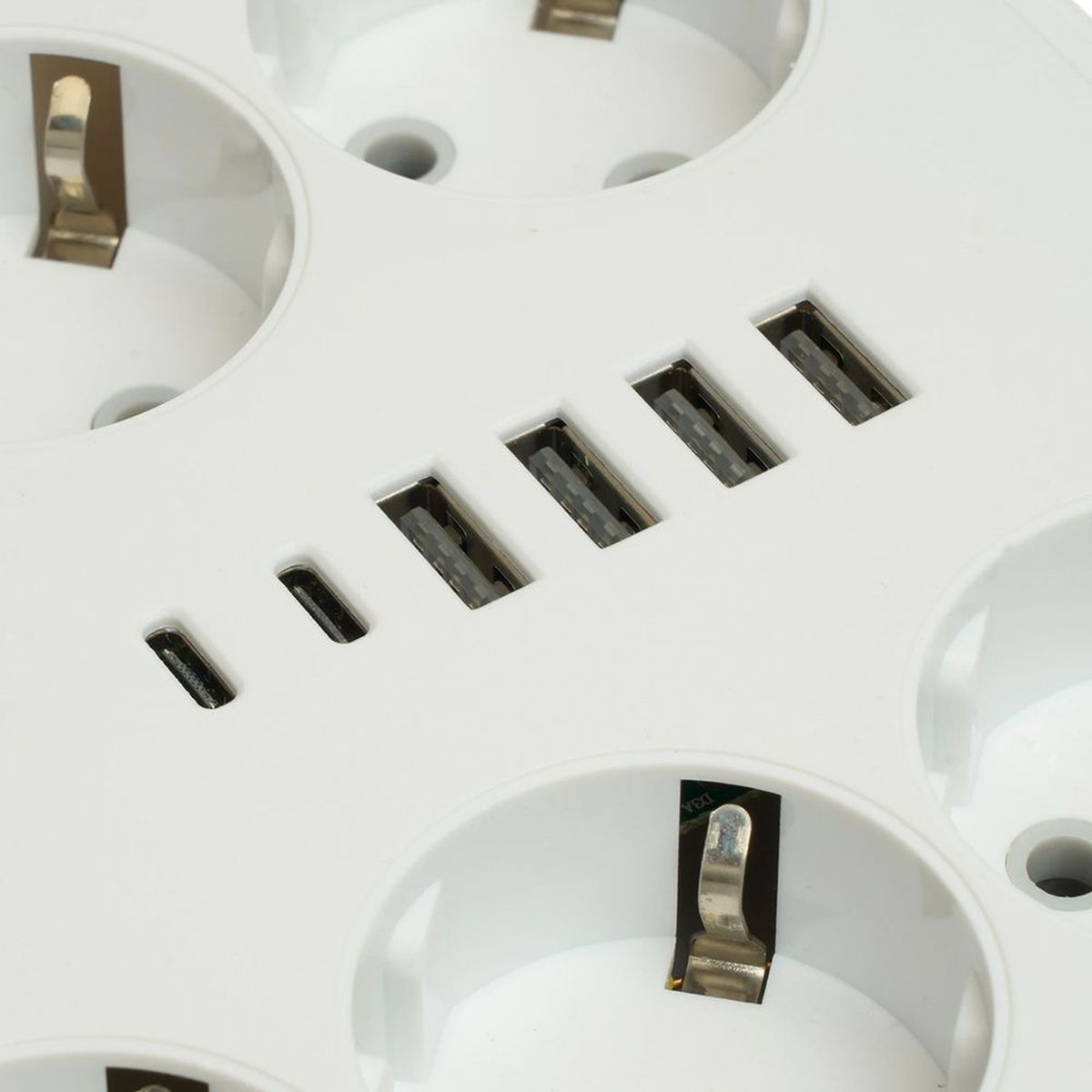 Удлинитель 6-местный c/з 3x1 мм2, 1,8 м, 250В, 10А, 4USB+2Type-C 2,4А, серия Home plus, белый STEKKER HM09-66-02 49975 2