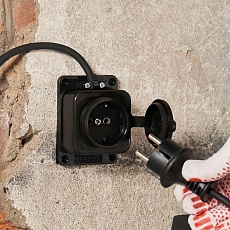 Розетка каучуковая 1 гнездо с крышкой черная, с/3, 16А, IP54, REXANT 111-111 1